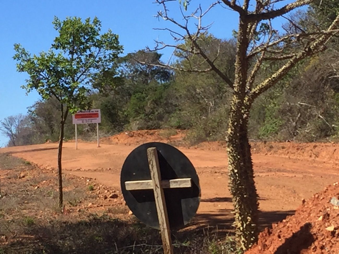 A estrada pública, antes usada por moradores e visitantes, hoje está ocupada pela INB para viabilizar a extração de nova jazida de urânio, impedindo o tráfego por aquela via