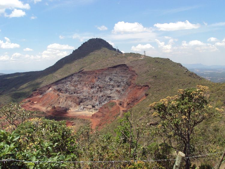 Cratera de mineração, na Serra da Piedade, Grande Belo Horizonte. 